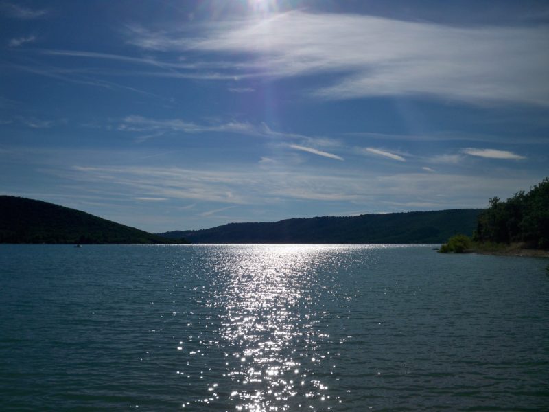 Visite du lac de Sainte Croix pour colonie de vacances séjournant aux Blacouas en pension complète