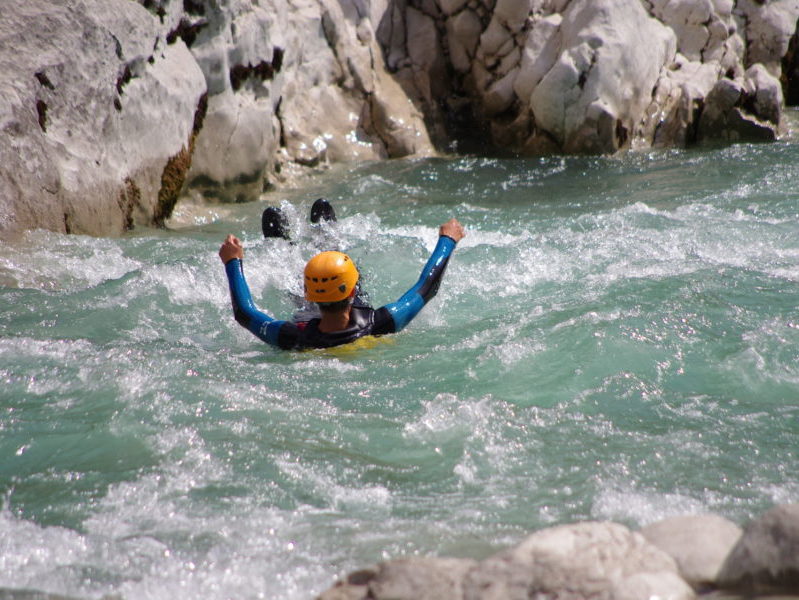 Aqua rando pour groupe de jeunes séjournant aux Blacouas